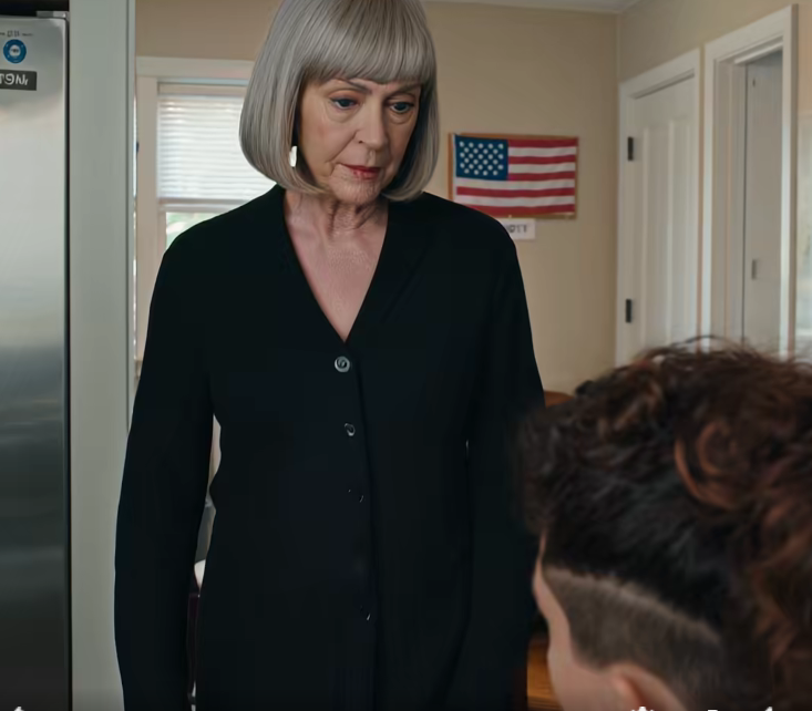 Ma fille m’a jeté du café brûlant au visage lorsque j’ai refusé de donner ma carte de crédit à son fils et a crié : « Donne-moi de l’argent ou sors ! » Alors je suis partie discrètement, et quelques jours plus tard, elle est rentrée chez elle et a trouvé une maison vide et un inconnu en costume à l’intérieur.