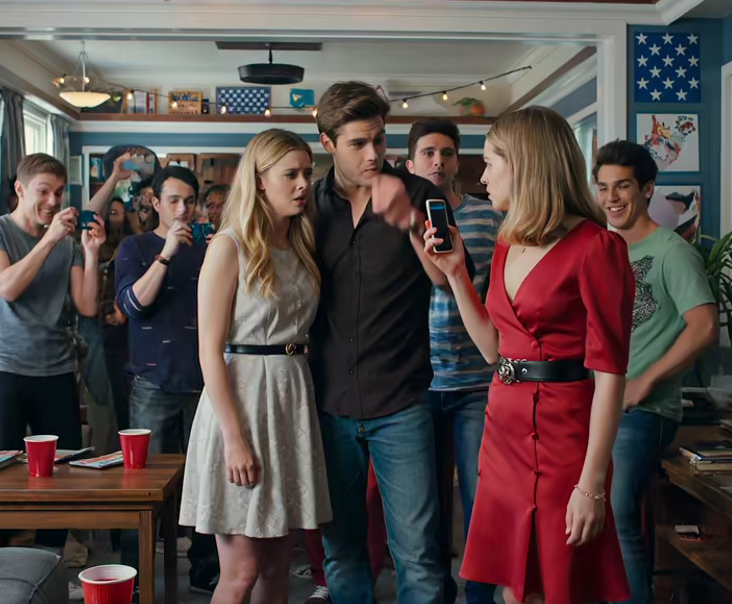 « Lors de la révélation du sexe de notre bébé, il pensait m’avoir anéantie en sortant les papiers du divorce devant tout le monde, il pensait que j’allais fondre en larmes ! » Mais mon annonce suivante a provoqué un murmure d’effroi dans toute la salle et son visage est devenu livide de peur. » La révélation du sexe de notre bébé était son prétexte pour me blesser — Mon geste suivant l’a terrifié… Je m’appelle Amelia. J’étais bibliothécaire avant de devenir « la femme de Leo », et me voilà dans notre jardin, le ventre bien rond, vêtue d’une robe blanche, sous le regard de cinquante personnes qui me contemplent comme si j’étais dans un conte de fées. Des ballons roses et bleus flottent au vent. Un gâteau à la vanille trône sur une longue table. Tout le monde filme. Tout le monde compte les jours avant que notre vie ne bascule du « rose » au « bleu ». Le bras de Leo est enroulé autour de ma taille. De l’extérieur, ça a l’air affectueux, idyllique. De près, c’est comme une étreinte. Il se penche et murmure : « Prête pour la surprise de ta vie, mon amour ? » Sa voix est douce, mais quelque chose en dessous me glace le sang. Au centre de la pelouse se dresse une immense boîte noire ornée d’un épais ruban doré. La foule se rassemble. Le compte à rebours commence. « Trois… deux… un ! » On tire sur le ruban. La boîte s’ouvre. Pas de rose. Pas de bleu. Pas de confettis mignons. Au lieu de cela, une pluie de papiers blancs s’abat sur nous et tourbillonne comme une neige artificielle. La musique s’interrompt brusquement. Je baisse les yeux lorsqu’un drap atterrit près de ma chaussure. Lettres noires en gras. « Demande de divorce. » J’entends des soupirs avant de lever les yeux. Puis je la vois — à moitié cachée près de l’avant, derrière un rosier — Chloé, « l’amie » de Leo, avec un petit sourire satisfait, comme si c’était leur grand final. Léo me lâche comme si je le dérangeais. Il s’empare du micro, un sourire carnassier aux lèvres. « Surprise ! » lance-t-il d’une voix forte et fière. « Oubliez la fête de naissance. C’est une fête de divorce ! » Il se tourne vers moi, attendant les larmes. Attendant que je m’effondre. Mais moi, non.