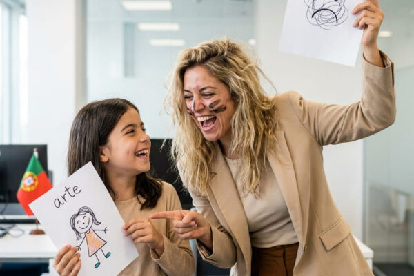 Minha filha de 7 anos correu até mim, radiante, e me entregou um desenho. “Mamãe, eu fiz isso para você!” Eu ri baixinho — e então paralisei.